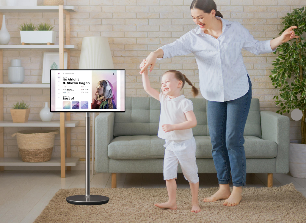 Family using a mobile screen in a living room — manufacturer scene image, GK-27A/32A page